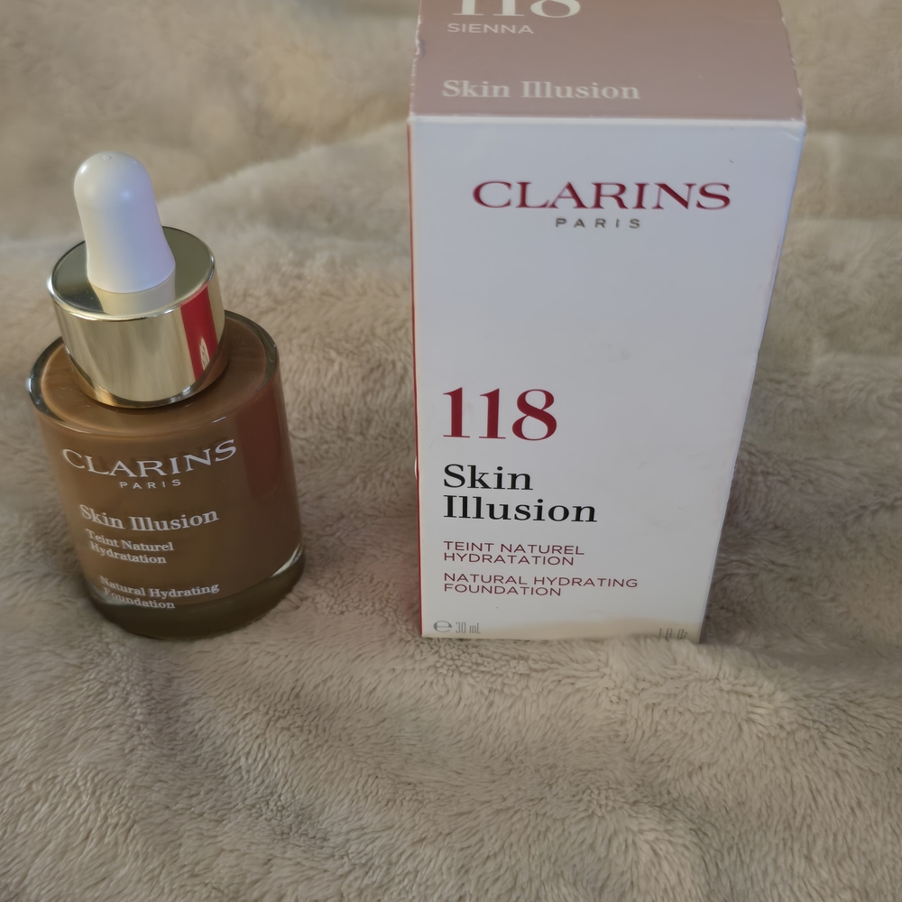 ✨️Clarins Skin Illusion Foundation – 118 Sienna – 30 mL – New in Box✨️
